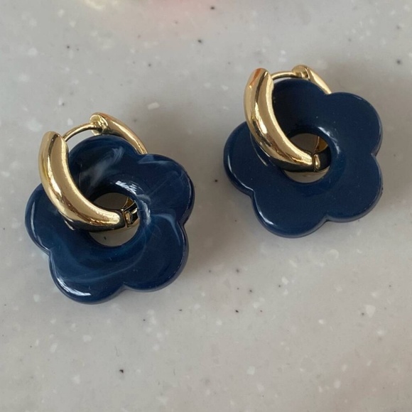 *NEW* 18K Gold Plated Stainless Steel Drop Flower Acrylic Earrings (Blue/Black) - Picture 4 of 6
